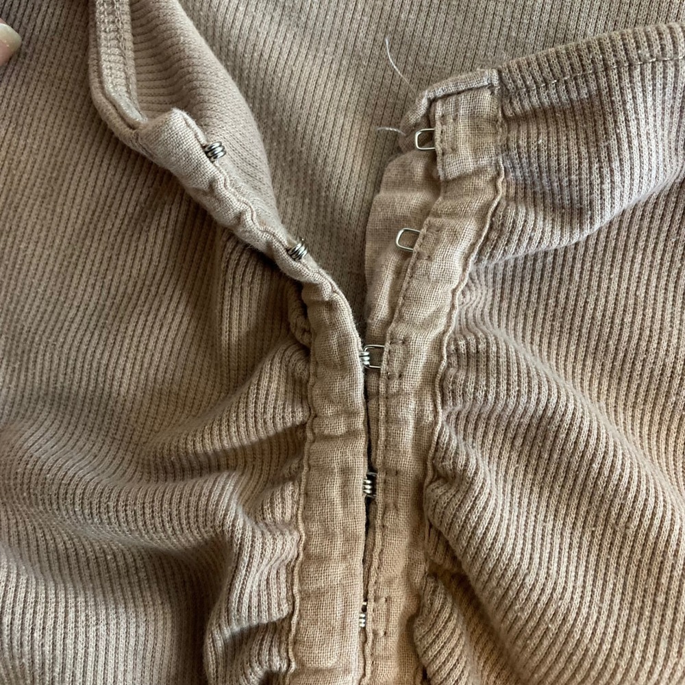 Mixed‎ Threads Tan Ribbed y2k bella Ruched Button Front Crop Top Womens Medium - Picture 3 of 7